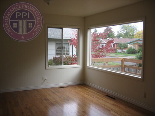 Foto del edificio - Pet Friendly South Tabor Home. Hardwood Floors! Huge Fenced back yard!  No Deposit With Rhino!