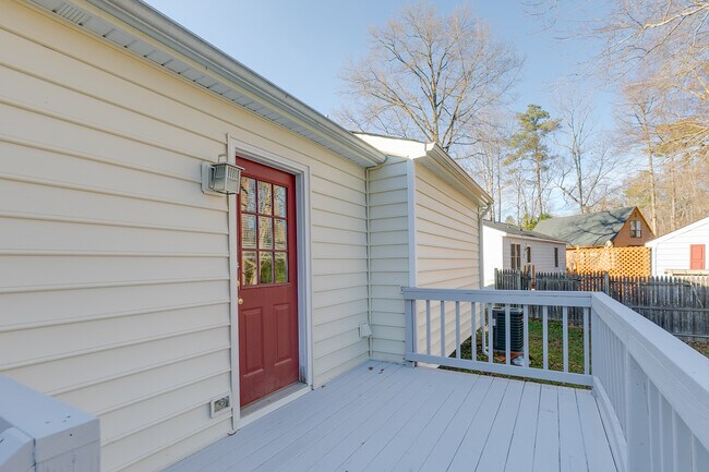 Building Photo - 15807 Roland View Dr