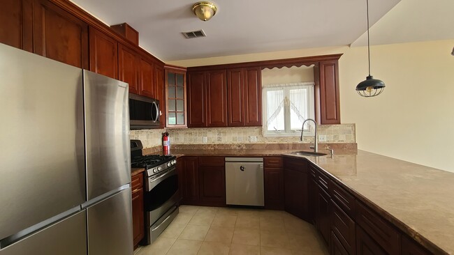 Building Photo - 43 Ravine Ave