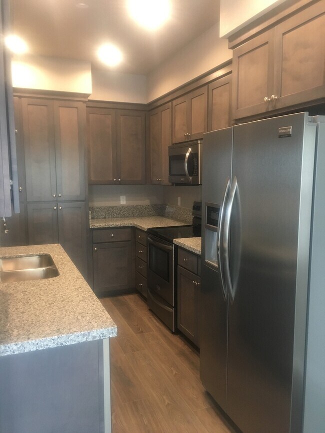Foto del edificio - Beautiful Townhome in East Medford