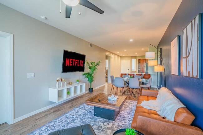 Foto del edificio - 1275 E University Dr