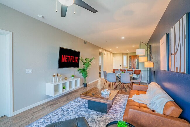 Foto del edificio - 1275 E University Dr