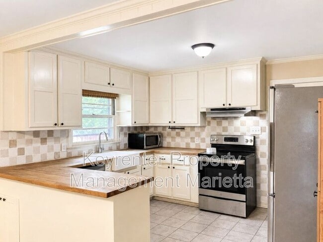 Building Photo - 2172 Pawnee Dr SE