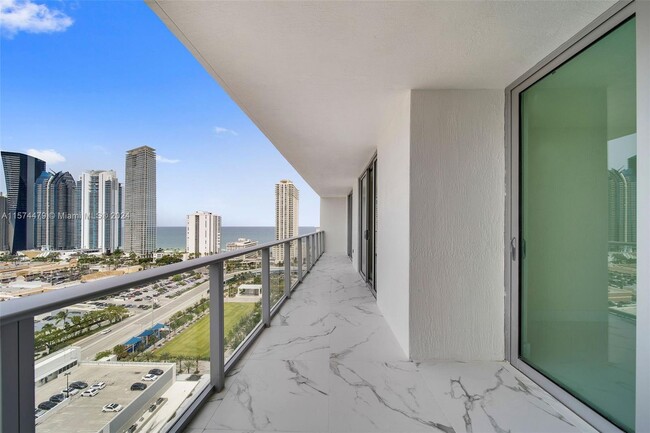 Foto del edificio - 300 Sunny Isles Blvd