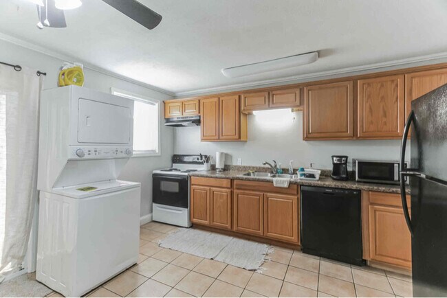 Building Photo - 2502 Redwood Ct