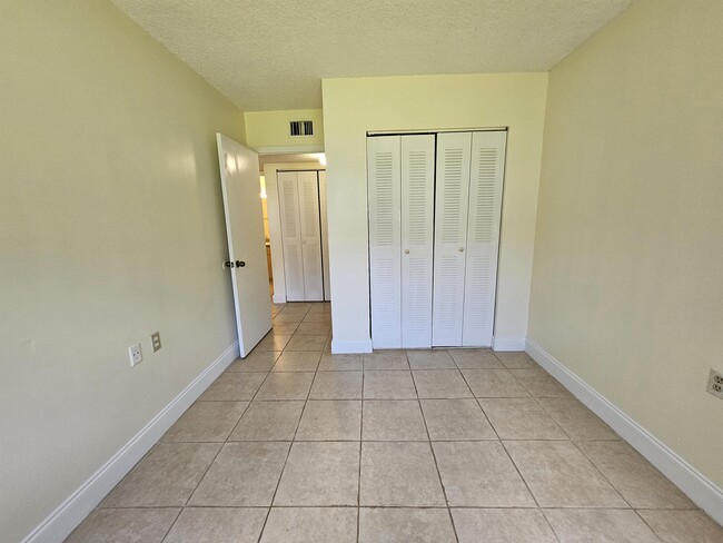 Foto del edificio - 1215 Benoist Farms Rd