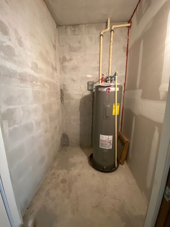 Building Photo - AVAILABLE NOW Unfurnished Annual Rental fo...