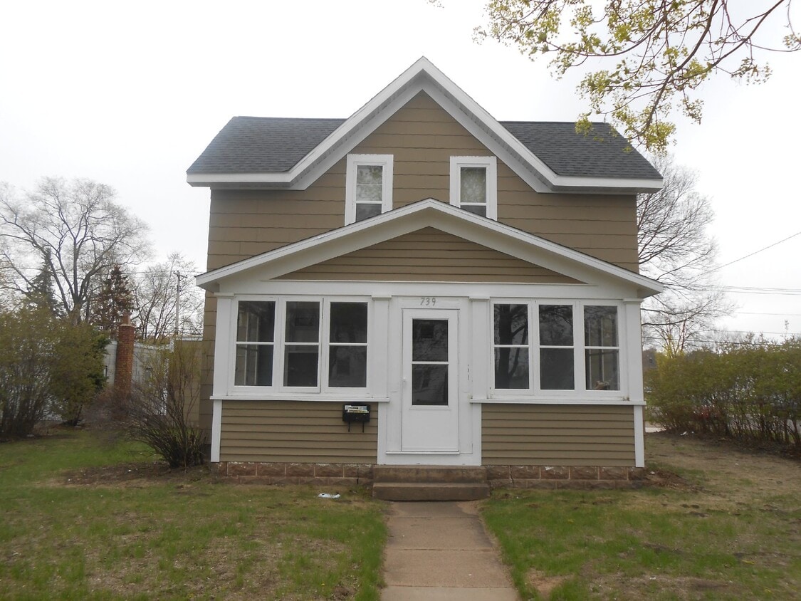 Primary Photo - 3 Bed 1 Bath close to UWEC! Available June 1st 2025