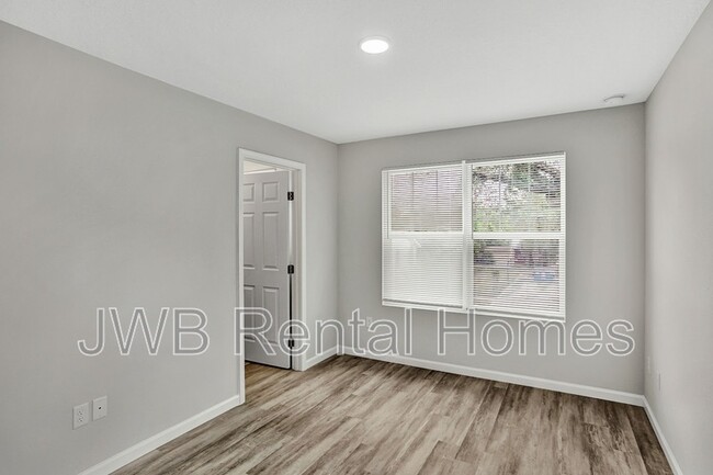Building Photo - 713 Pippin St