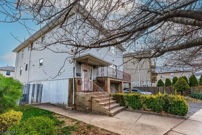 Building Photo - 466 Lidgerwood Ave