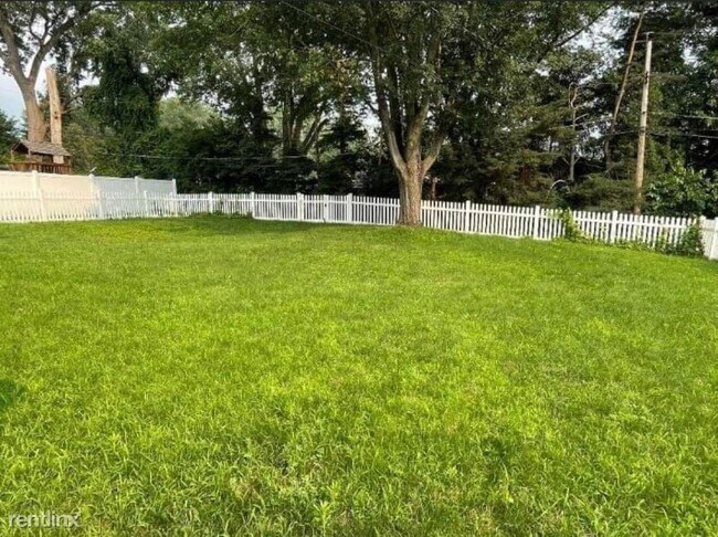 Building Photo - 3 br, 1.5 bath House - 14 Castle Ct.