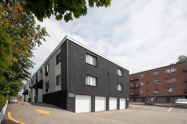 Foto del edificio - West Church Gardens: Virtual Directory, Cat & Dog Friendly, and Custom Closets