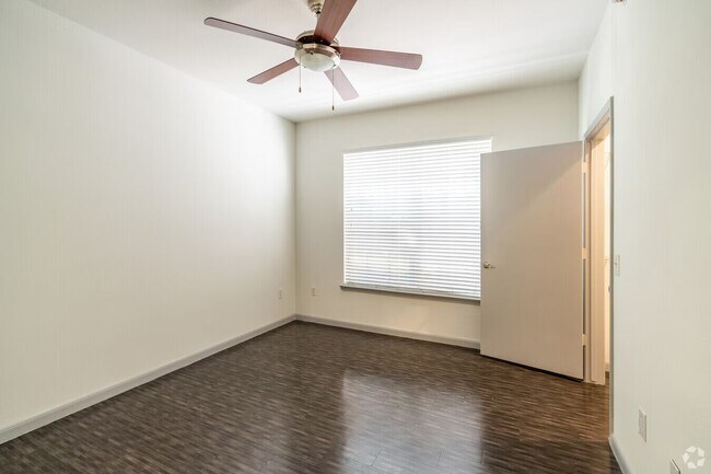 Building Photo - Comfort Meets City Living