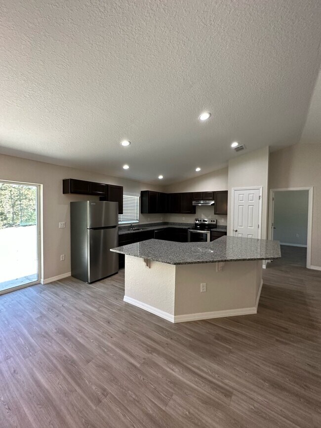 Building Photo - AVAILABLE NOW! Gorgeous 4/2 Single-family ...