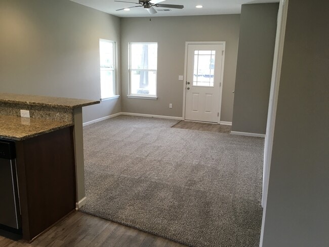 Building Photo - Single Level 2 Bed 1 Car Attached Villa in...