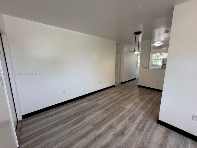 Foto del edificio - 1001 NW 23rd Ct
