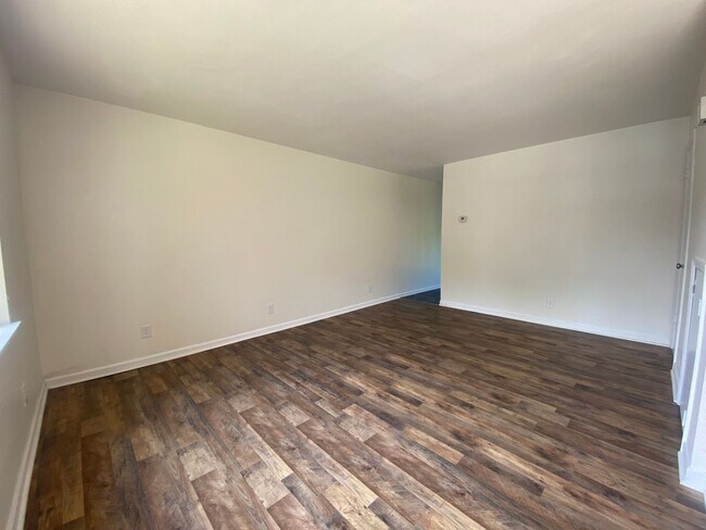 Building Photo - 2 Bedroom 1.5 Bath Apartment located in Jo...