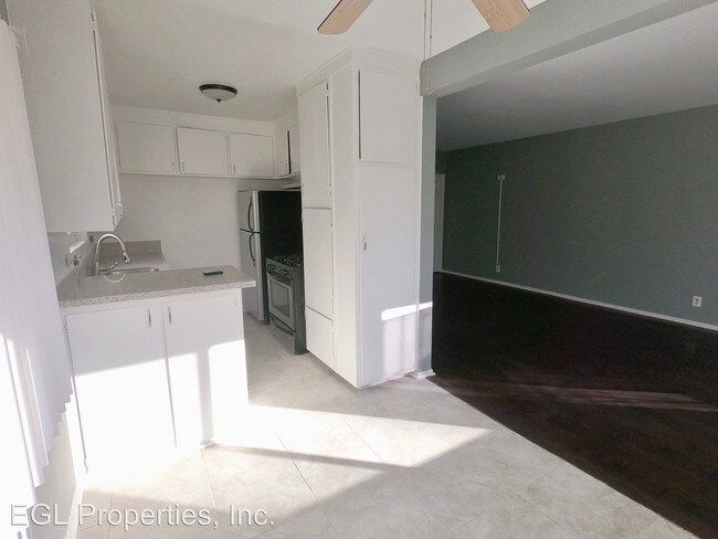 Building Photo - 7125 Hawthorn Ave