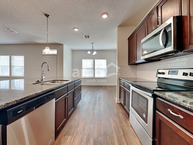 Building Photo - 3255 Roundabout Dr
