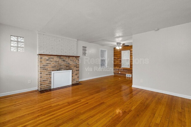 Building Photo - 375 Adrian Dr