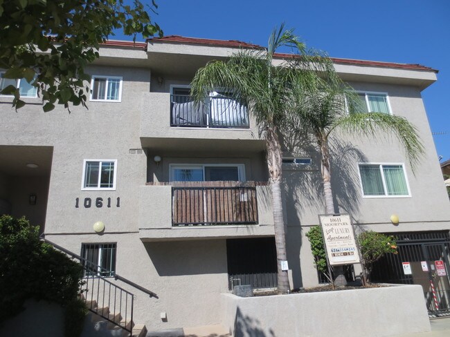 Front - 10611 Moorpark St
