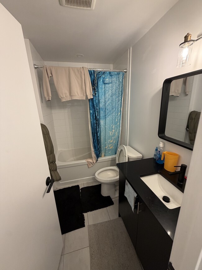 Building Photo - Room Rental / Student Rental / Ottawa U