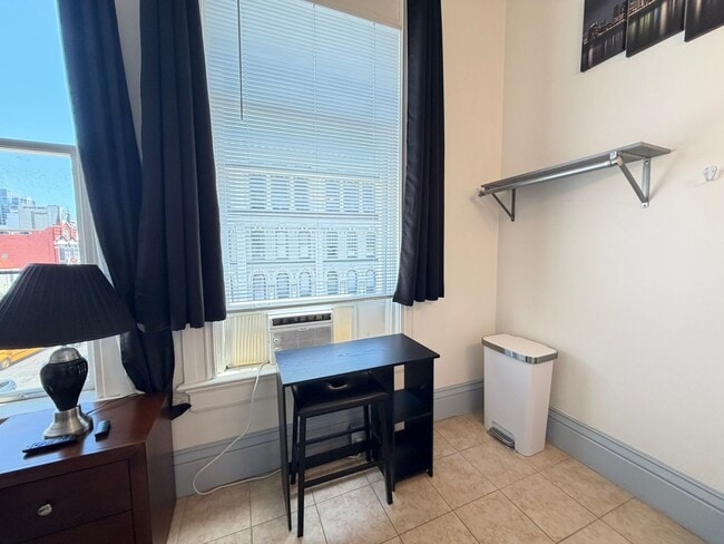 Building Photo - Furnished Unit for Rent in Historic Downtown Cole Block Building
