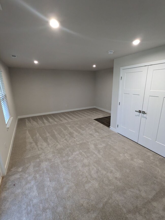 Building Photo - Beautiful Townhome in Huntersville with Ca...