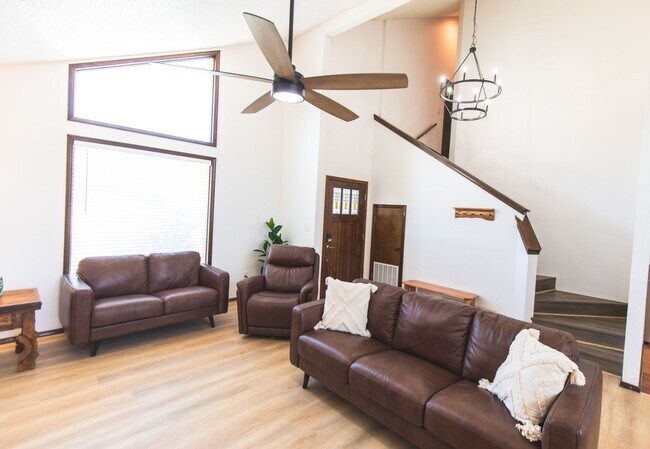 Building Photo - Fully Furnished Spacious 3BR House in Las ...