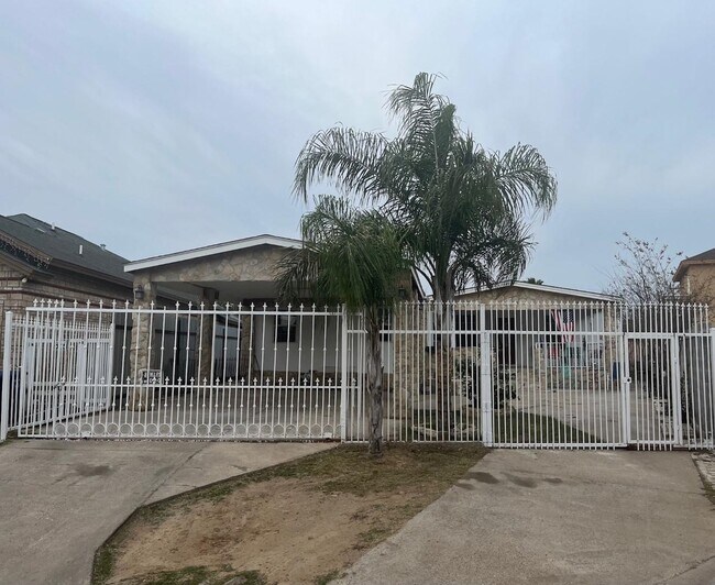 Building Photo - 304 E Croydon Pl