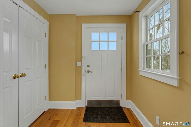 Building Photo - 19 Robin Hood Ln