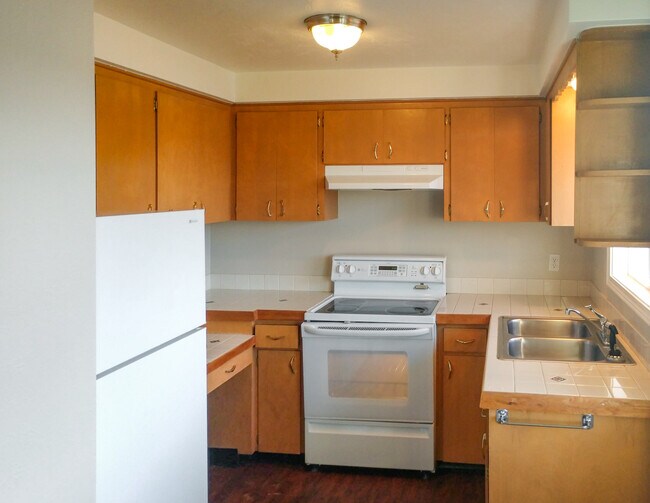 Building Photo - 1207 D St NE