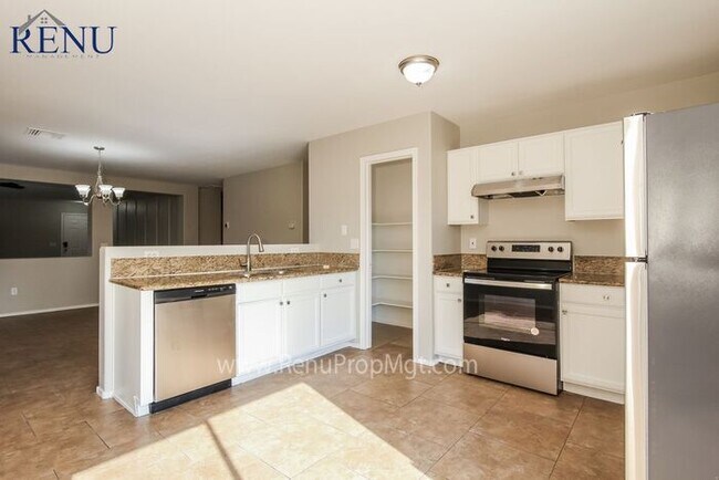 Foto del edificio - Spring into Savings: 100% off your first m...