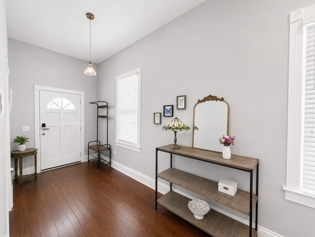 Foto del edificio - Historic Springfield Bungalow with Double-Wide Lot & Front Porch Living