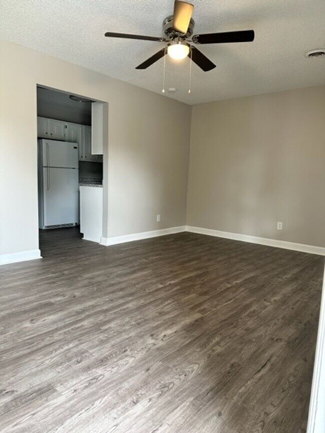 Foto del edificio - 216 Colonial Heights Rd