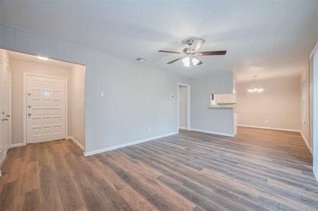 Foto del edificio - 9003 Chateau Forest Dr