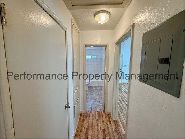 Foto del edificio - 720 Woodrow Ave