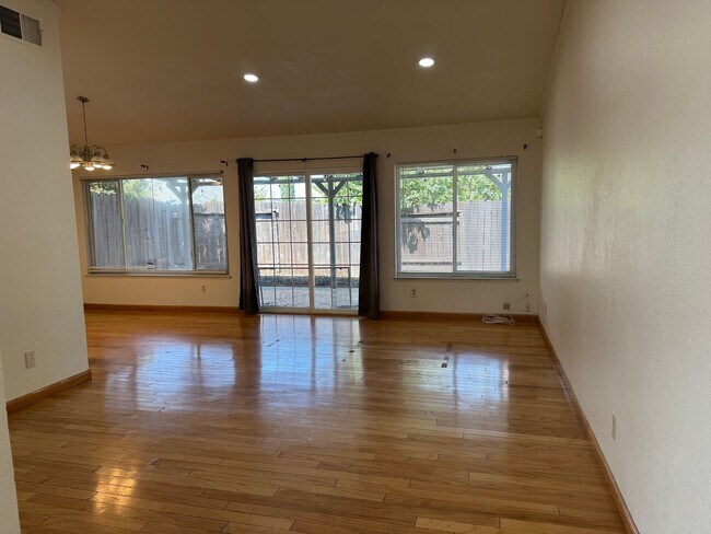 Foto del edificio - Single story home with low maintenance lan...