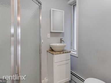 Building Photo - Studio, 1 bath 4plex - 5046 Hazel Avenue 2R