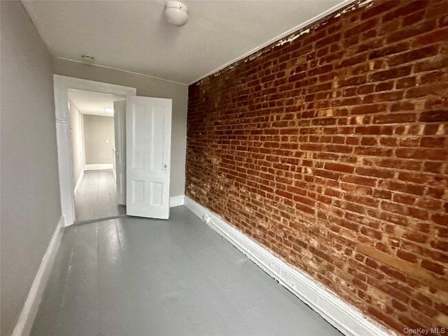 Building Photo - 118 Main St