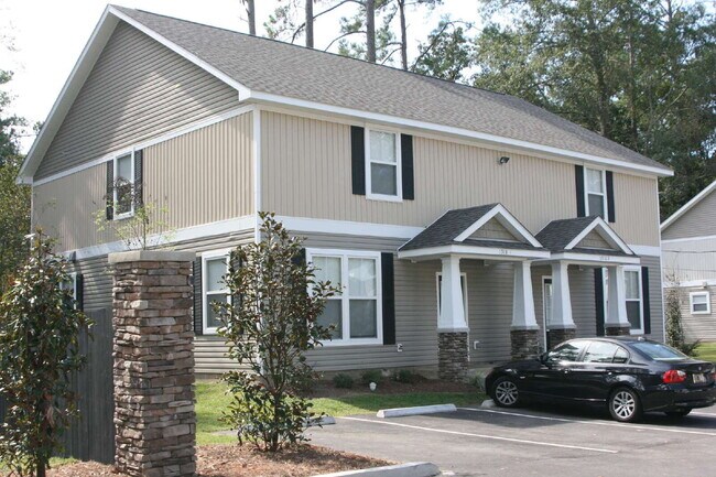 Foto del edificio - Hamptons on High – 4 Bedroom / 4 Bathroom Student Townhome Near FSU & TSC!