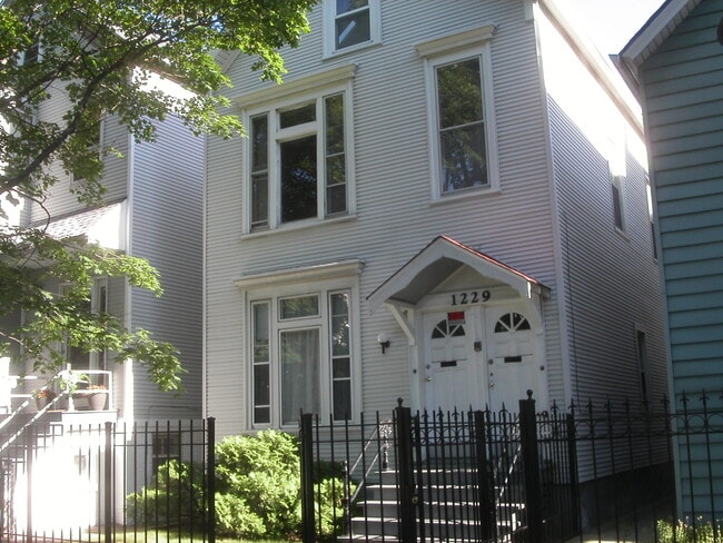 3 bedrms 2 bath duplex - 1229 W Barry Ave