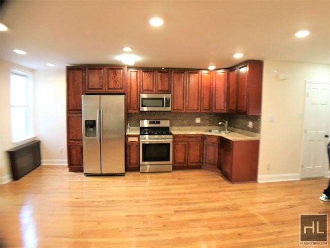 Building Photo - 647 E 85th St