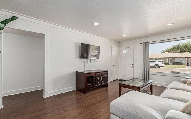 Building Photo - 343 W Santa Cruz Dr