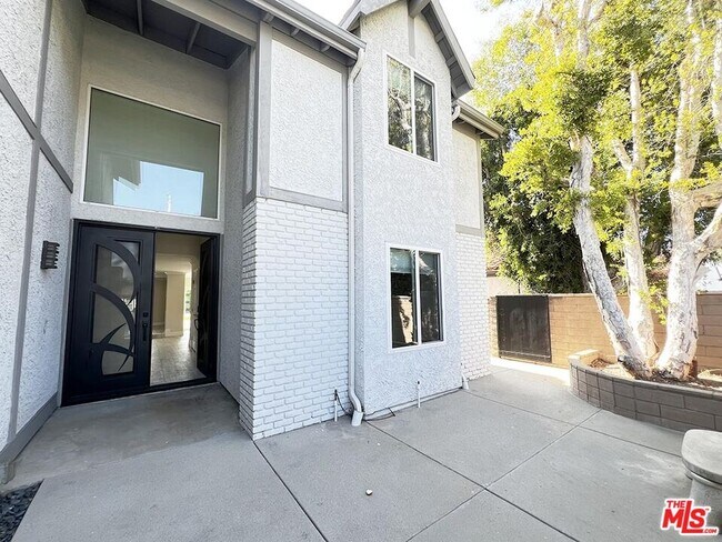Foto del edificio - 10758 Cozycroft Ave