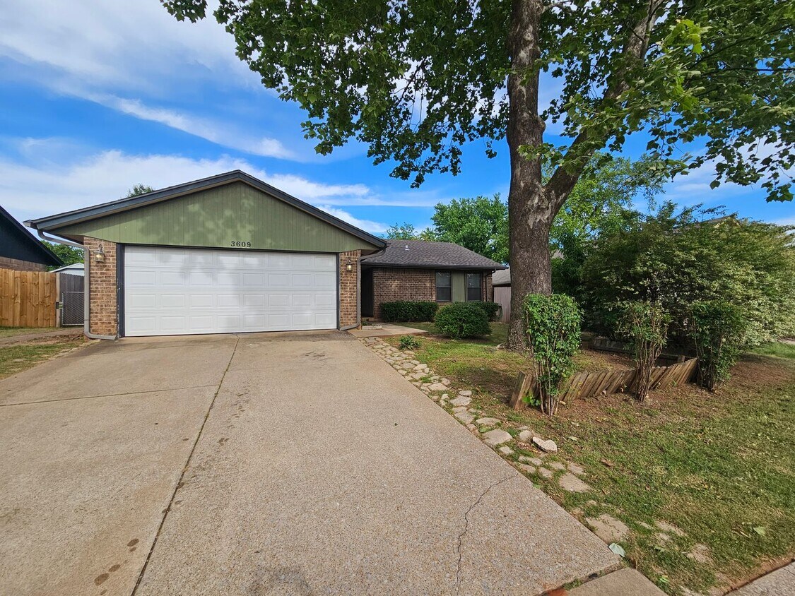 Foto principal - (3) Bed/(2) Bath in Eagle Cliff Addition! ...