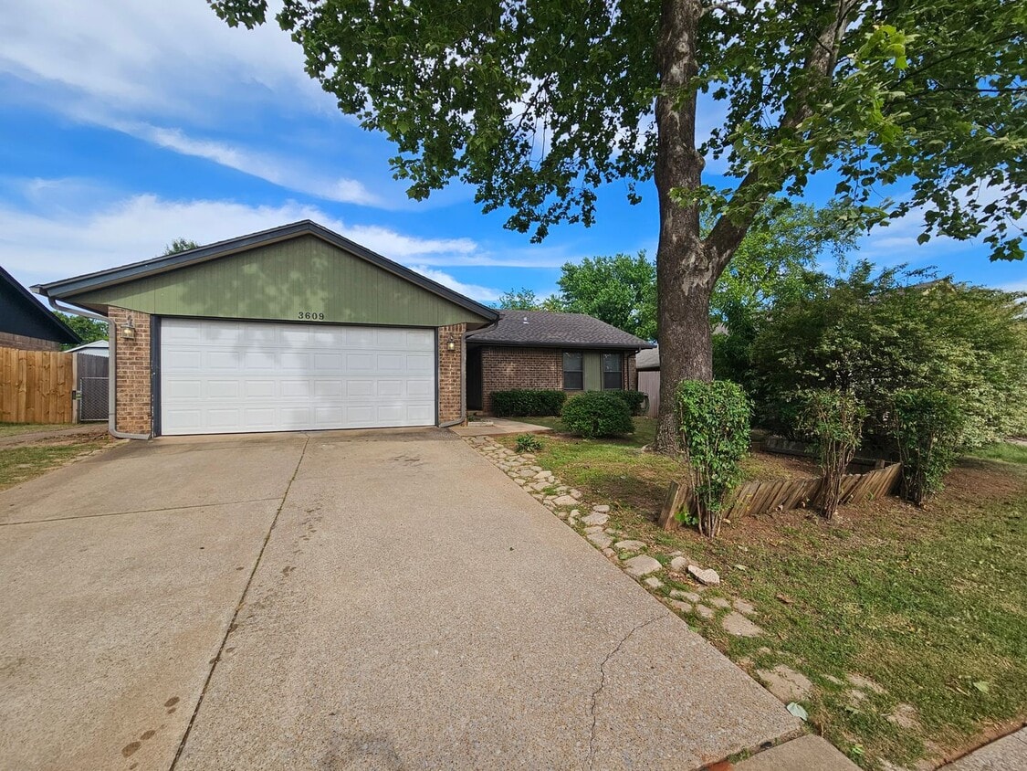 Primary Photo - (3) Bed/(2) Bath in Eagle Cliff Addition! ...