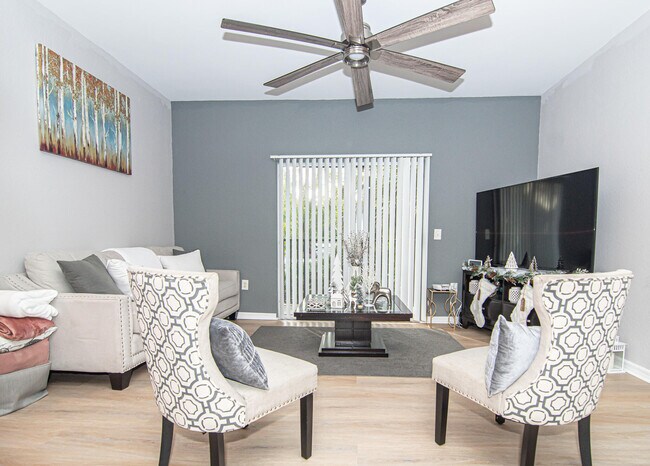 Foto del edificio - 350 Crestwood Cir