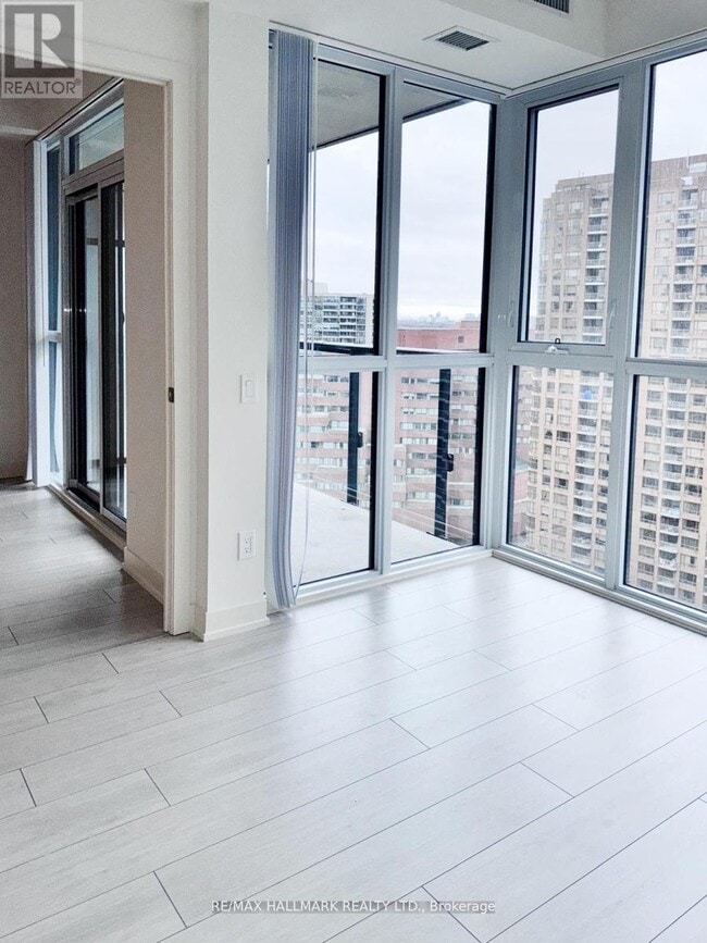 Photo du bâtiment - 4955 Yonge St