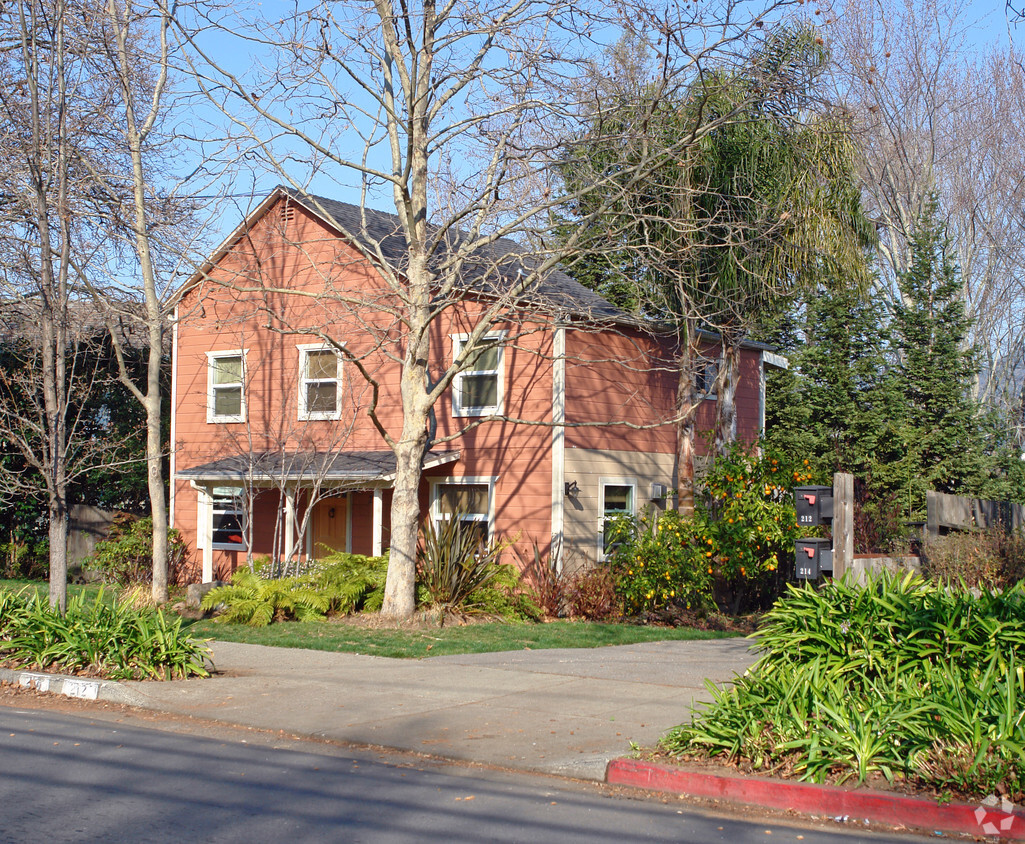 Primary Photo - 212 Woodland Ave